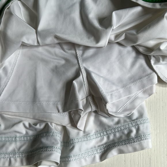 Boast white tennis skirt. Size Medium but shrunk. Absolutely a size XS/s. - Picture 5 of 6